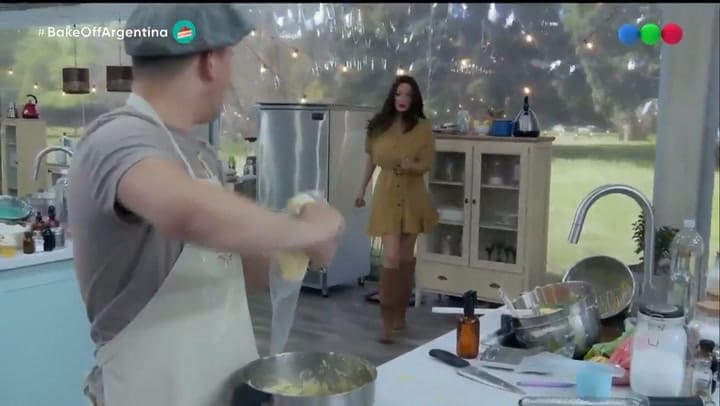 Gino Minnucci, abatido en la prueba de los macarons en Bake Off Argentina (Telefe)