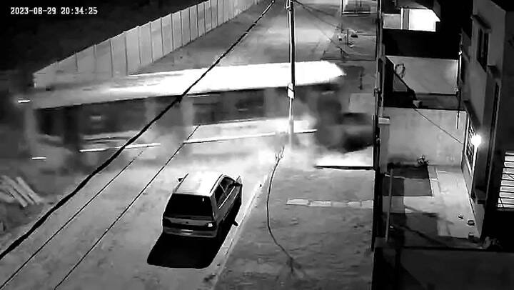 Un colectivo se inscruta contra una casa en Berazategui