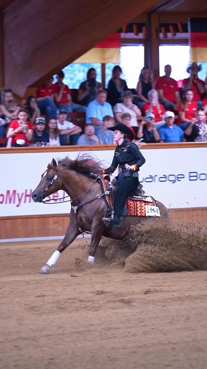 Gina ganó el Campeonato Mundial NRHA 2025 y la medalla de oro por equipos en el Campeonato Mundial de Reining 2025 representando a Alemania