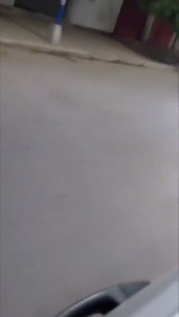 Policía arriba del capot