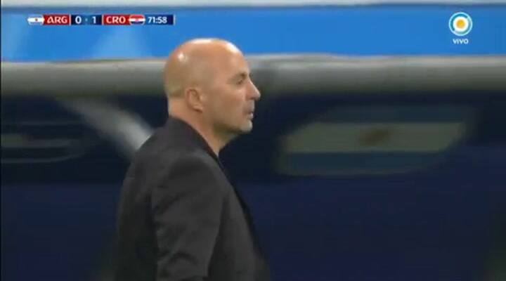 El enojo y la reacción de Sampaoli con un jugador croata – Fuente: Tv Pública