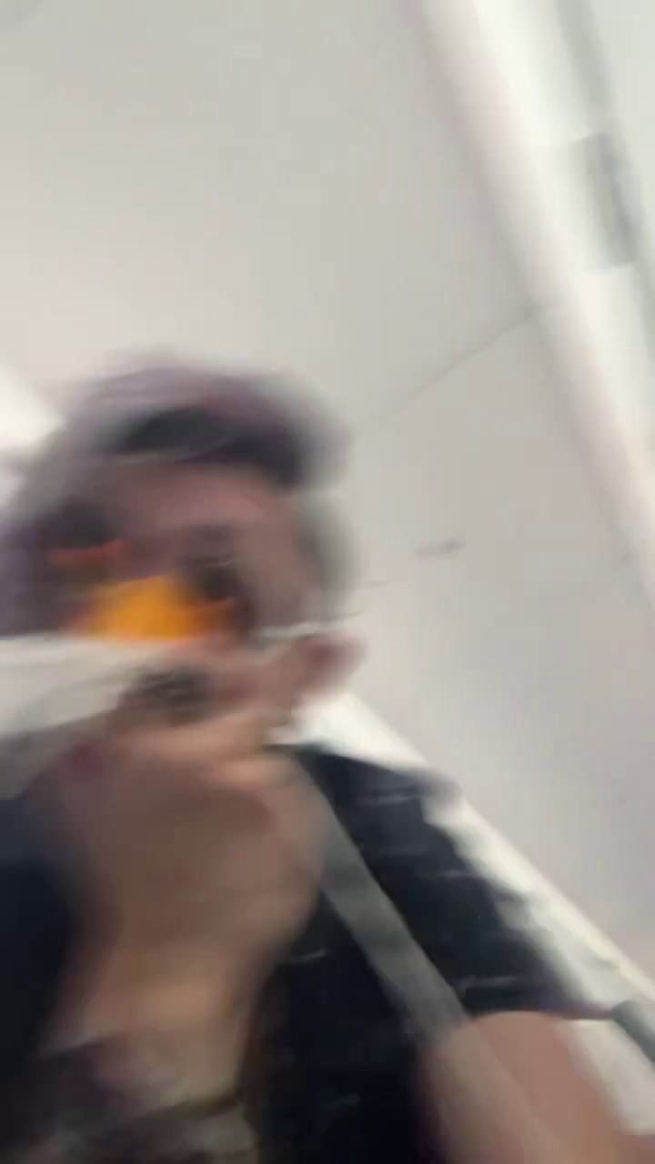 El testimonio de un pasajero: un avión de Iberia aterriza de emergencia en Barajas tras los daños causados por el impacto de un pájaro