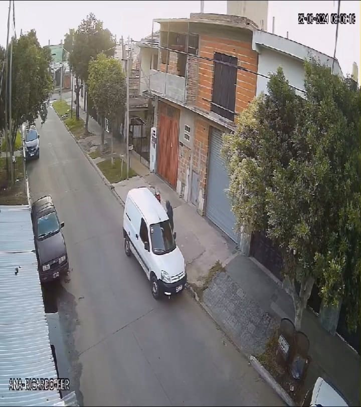 Video | La Matanza: un hombre robó una camioneta, chocó mientras huía y volcó sobre un cartonero