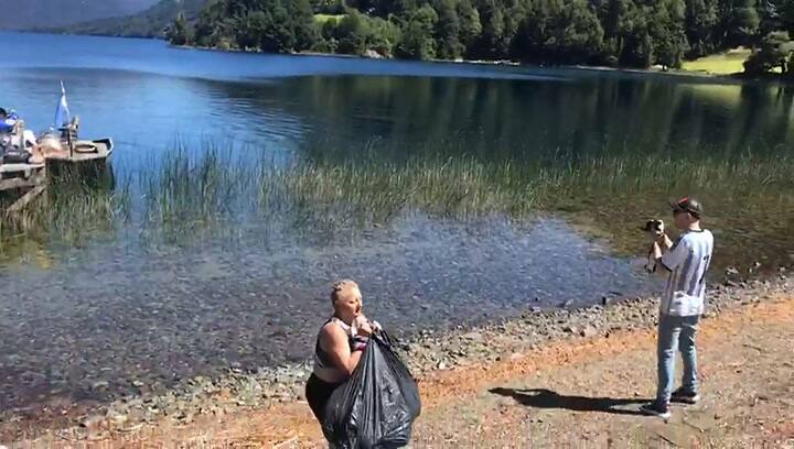 La llegada de la columna 'Juana Azurduy' al muelle de la estancia de Joe Lewis, en Lago Escondido
