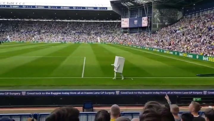 El Hombre Caldera la mascota de West Bromwich - Fuente: Youtube