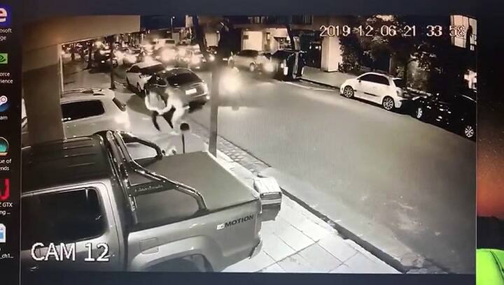 Fuertes imágenes: atropelló al ladrón para impedir el asalto