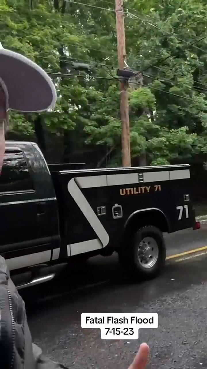 Un tiktoker recorre las zonas inundadas de Pensilvania