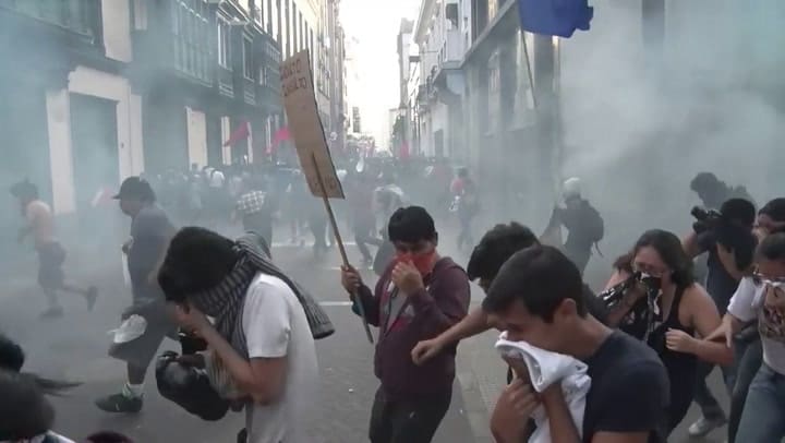 Masiva marcha de protesta en Perú contra indulto a Fujimori