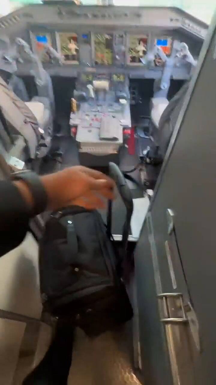 Un piloto exhibió cada detalle de la cabina de los pilotos de avión