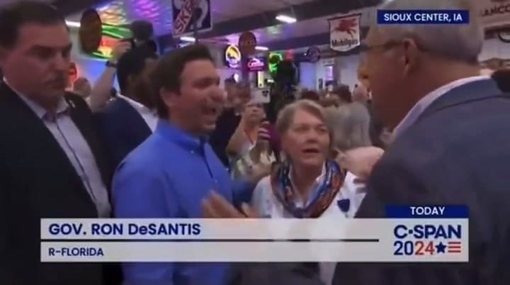 Ron DeSantis se mostró relajado y carismático durante un evento en Iowa