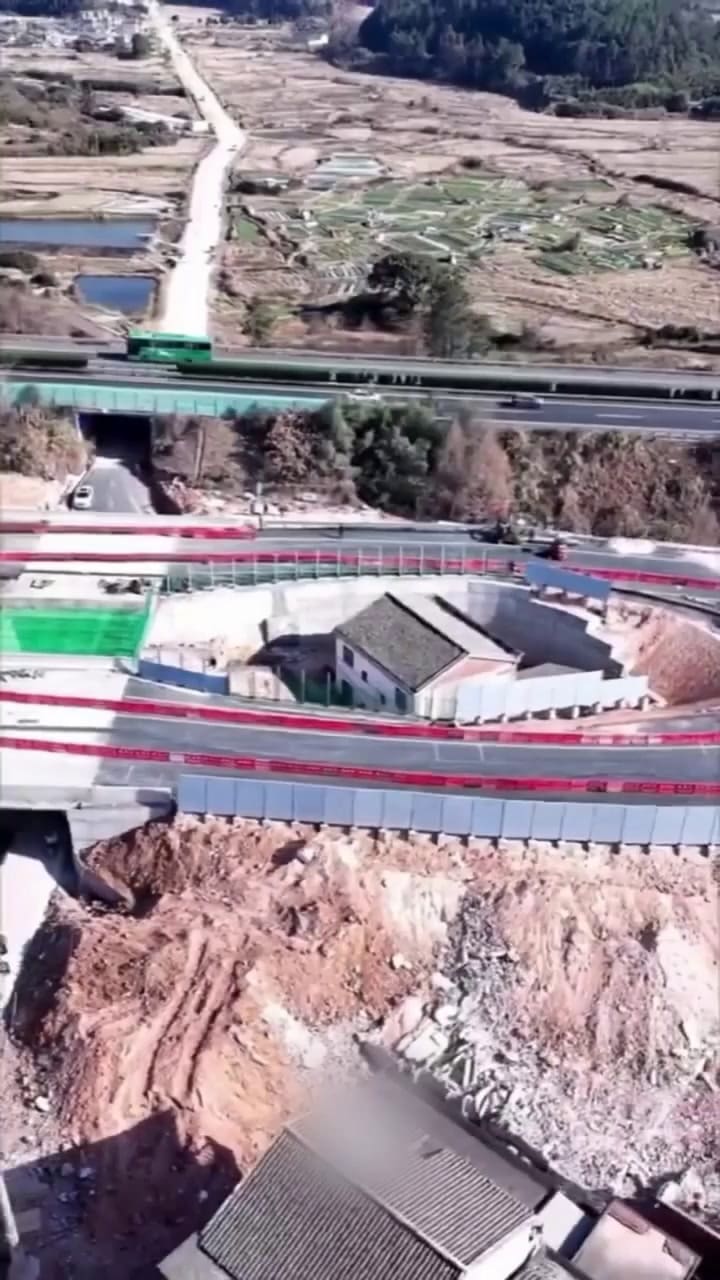 Un abuelo rechazó US$220.000 por su casa y ahora vive atrapado en medio de una carretera en construcción