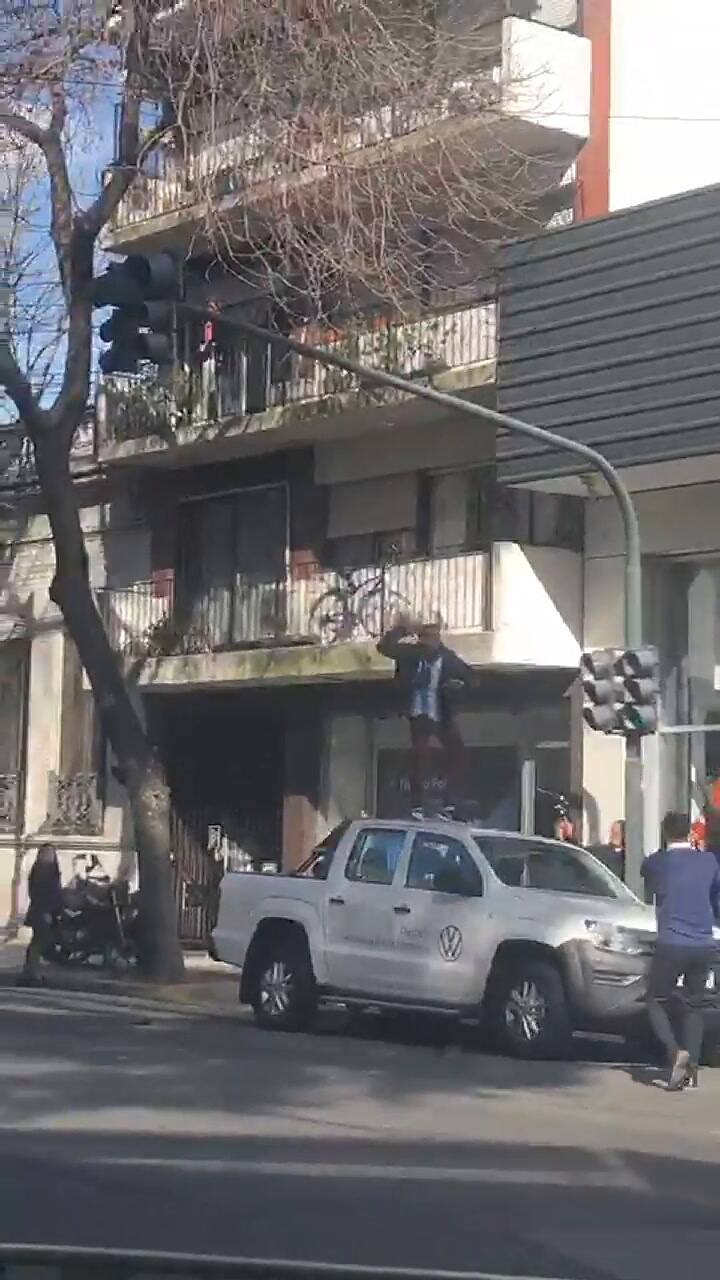 Palermo: detuvieron a un joven por destruir una camioneta a las afueras de una concesionaria