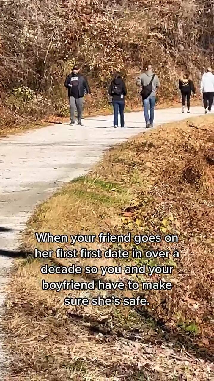 Una pareja persigue a su amiga en su primera cita