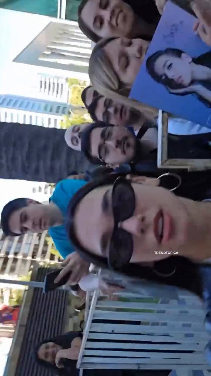 “When Dua Lipa Grabs Your Phone For A Selfie THIS Is The Result!”Moments Like This Prove Why She’s The Ultimate Superstar! #Dualipa #Selfiegoals #Iconicmoment Trendtopica