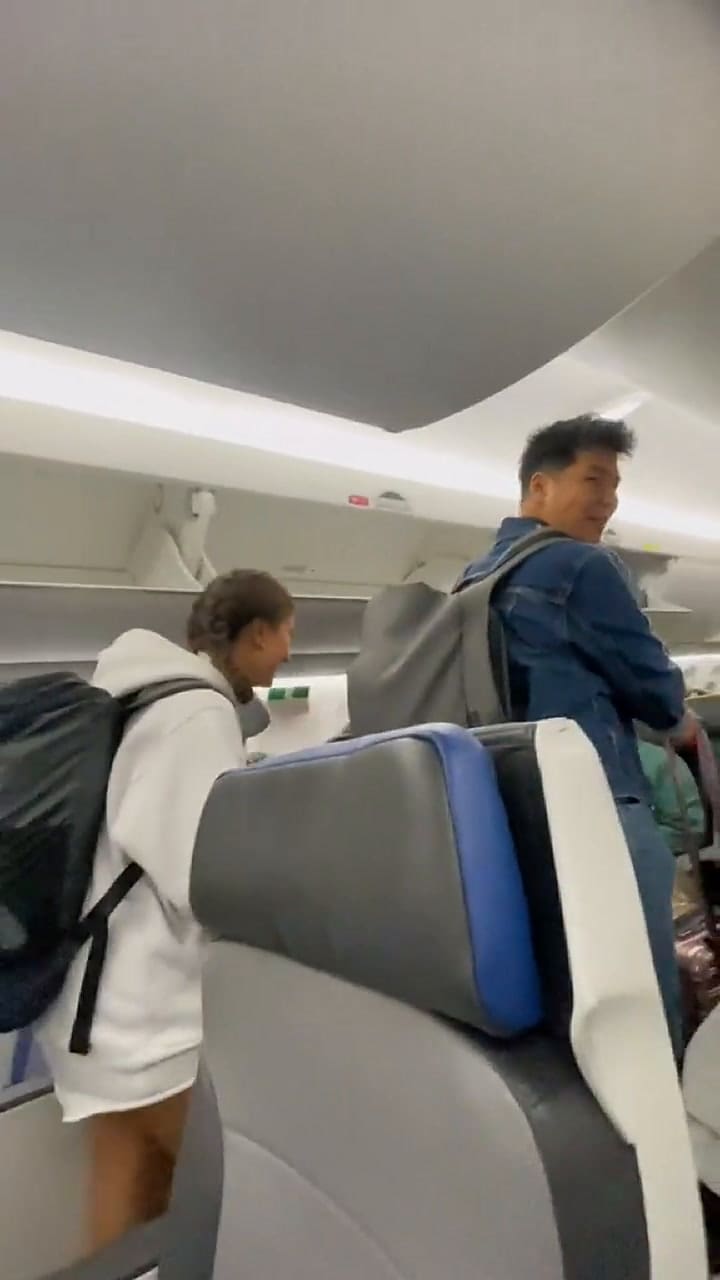Mostró cómo es viajar en primera clase en una aerolínea de bajo costo