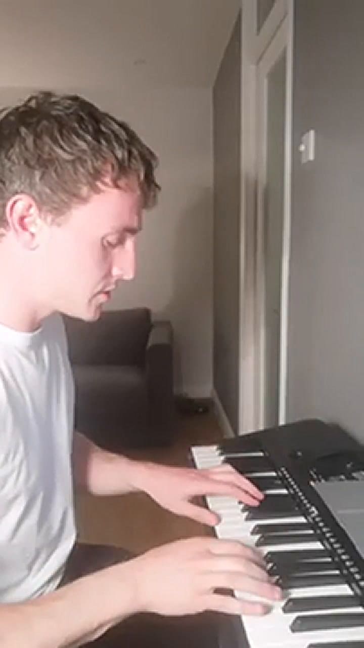 Paul Mescal y su cover de Chandelier - Fuente: YouTube