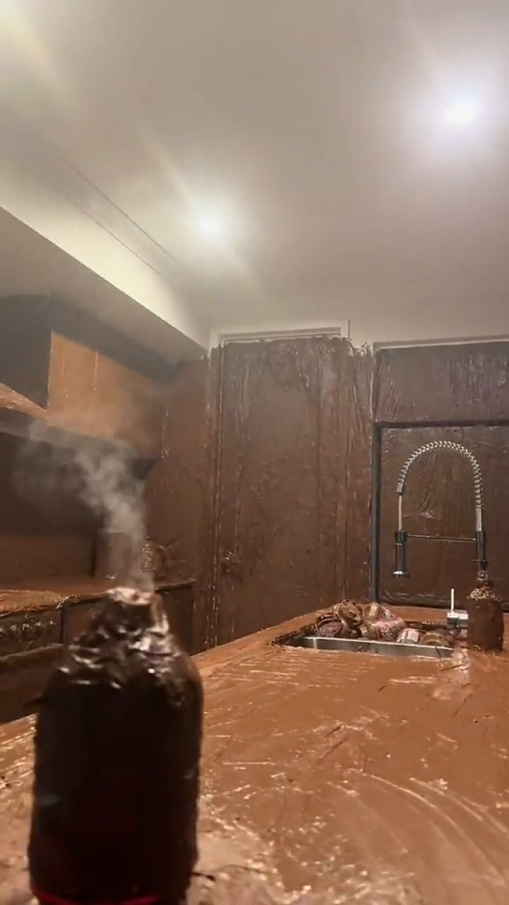 Cubrió la cocina de sus padres con una capa de Nutella