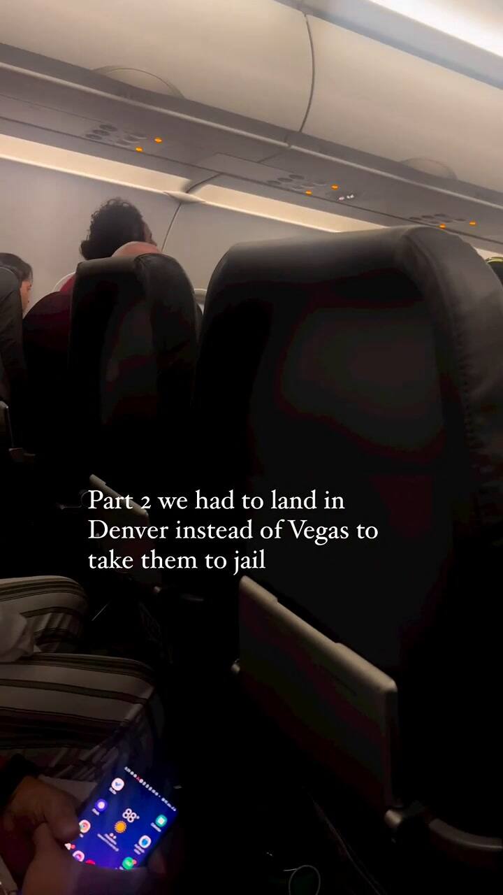 Unas pasajeras son expulsadas del avión tras protagonizar una pelea