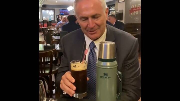 La reacción viral del embajador de EE.UU. al probar fernet por primera vez