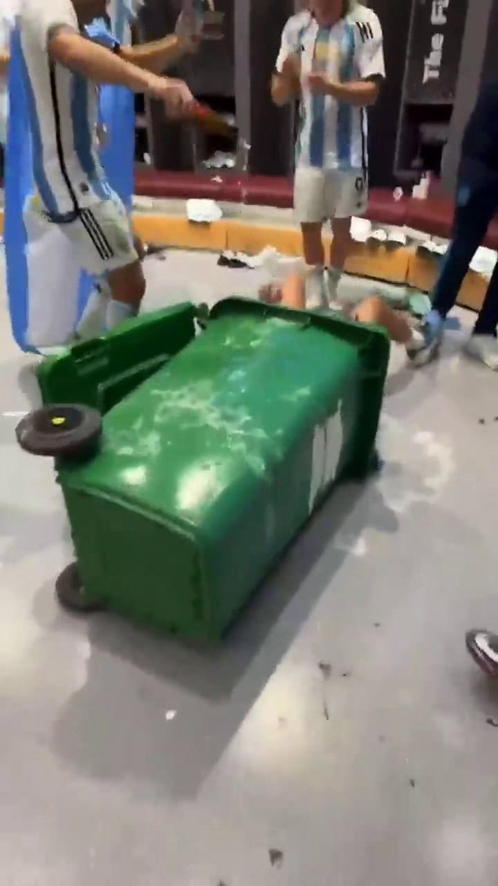 El alocado festejo viral de los jugadores tras ganar el Mundial de Qatar