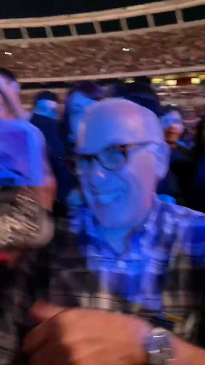 El abuelo que fue a ver a Coldplay y se volvió viral (Video: TikTok @violebuzzzo)