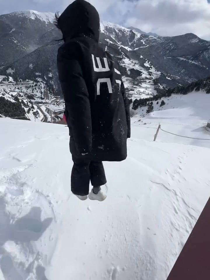 Franco Colapinto se tiró en la nieve para jugar y asustó a sus seguidores