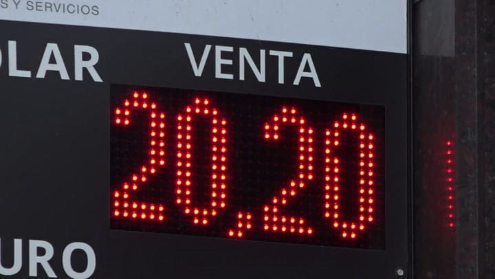 El peso argentino se deprecia 1,44% y cierra 20,20 por dólar