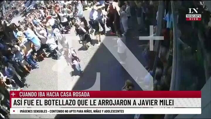 Así fue el botellazo que le arrojaron a Javier Milei cuando iba hacia Casa Rosada
