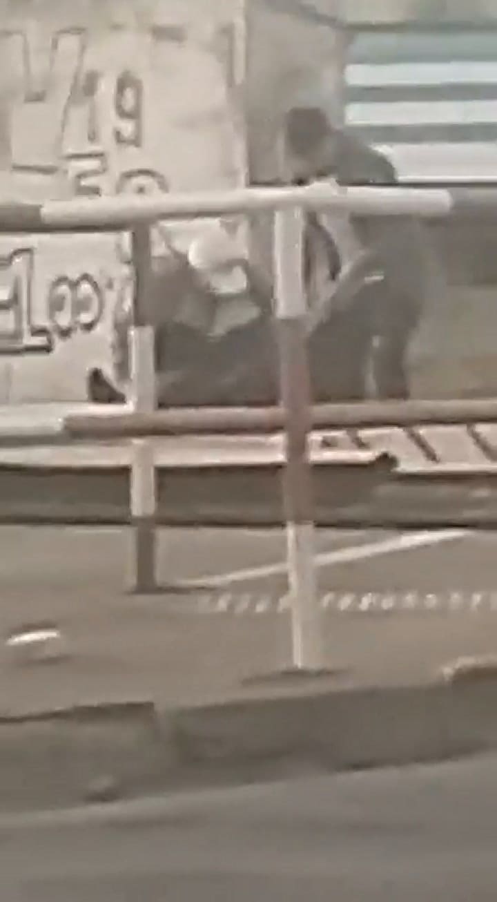 El momento en que muere electrcutado el policía luego de recibir una golpiza