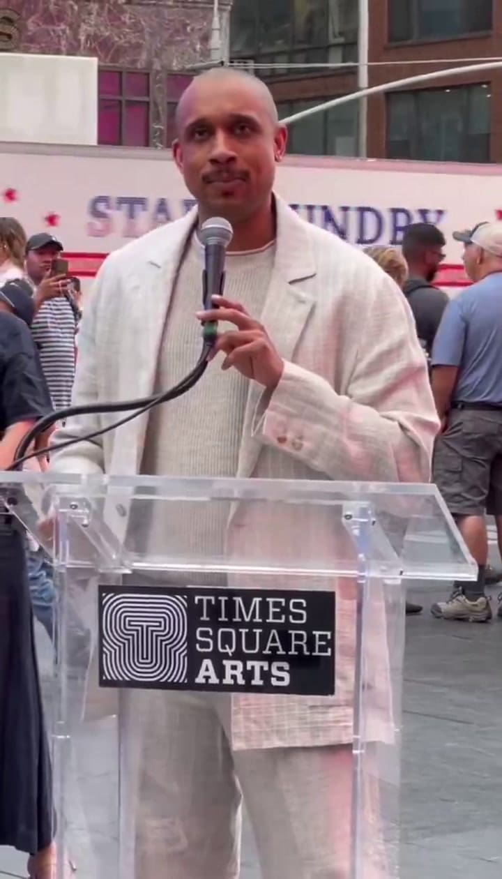 Una gigantesca estatua de bronce de una mujer fue instalada en el centro de Times Square.