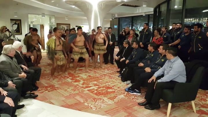 El intimidante haka con que Los Pumas fueron recibidos en el hotel de New Plymouth
