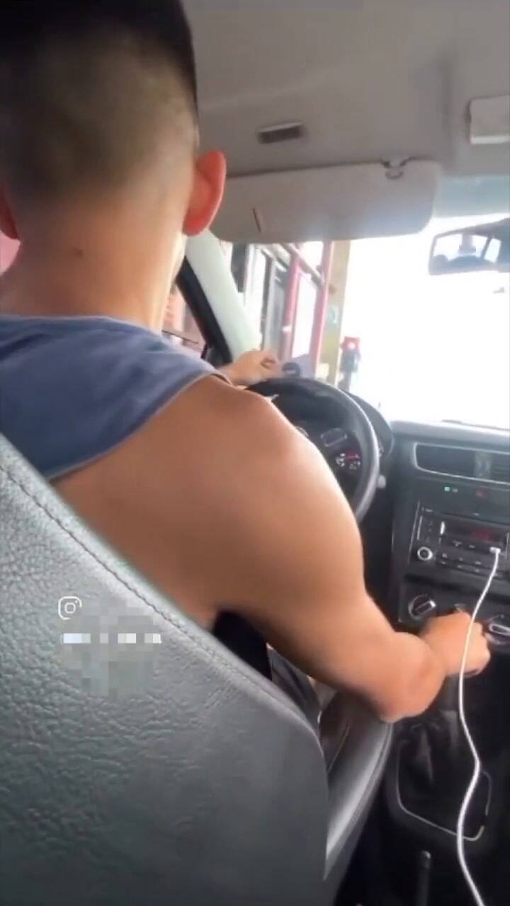 Encontró la credencial de un agente y la usó para pasar el peaje sin pagar: “Ahora soy policía”