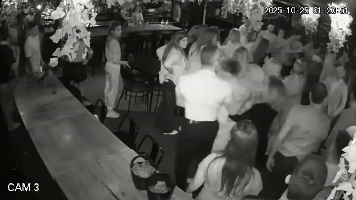 Así eran retirados del boliche los presuntos agresores