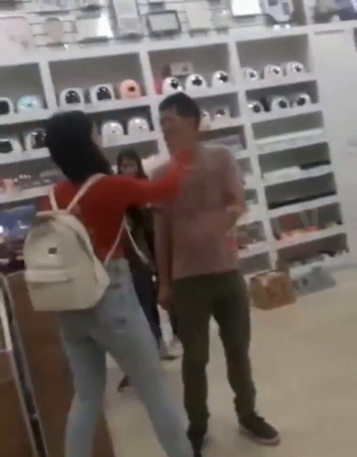 Un vendedor chino golpeó a una empleada