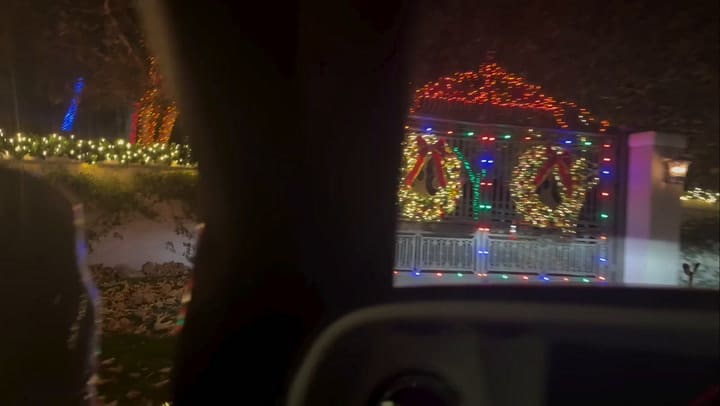 El actor Jamie Foxx impacta a todo Hollywood con su extravagante decoración navideña