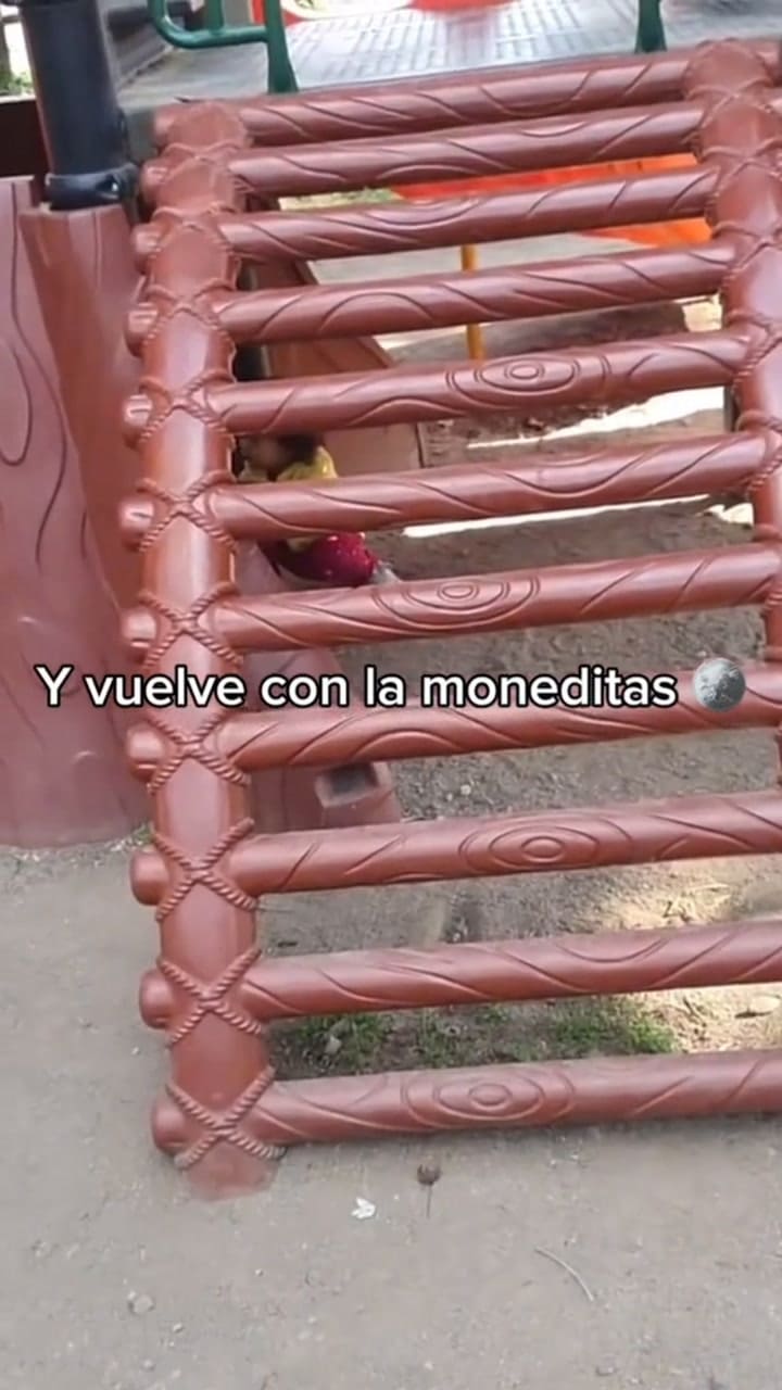 Llevó a su hija al parque y ella encontró un verdadero tesoro oculto en los juegos