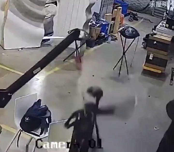 Un robot en China perdió el control y casi atacó al programador