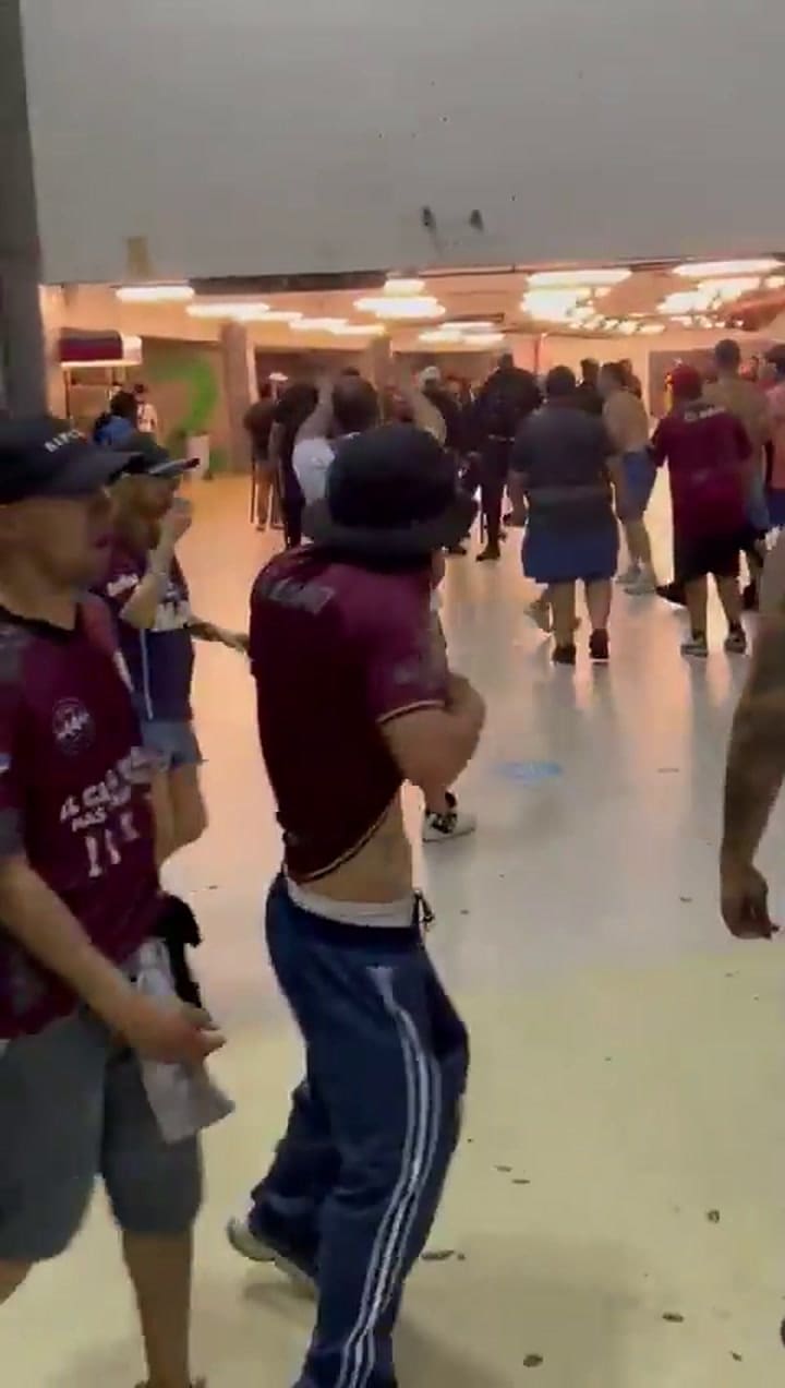La policía brasileña tiró gas pimienta a los hinchas de Lanús
