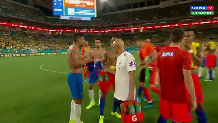 La cachetada que se dieron entre ambos y el encuentro al final del partido. Fuente: Twitter