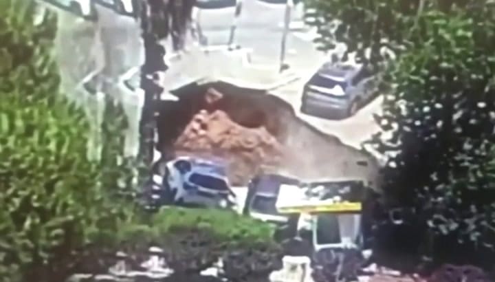 Colapsó el estacionamiento de un Hospital y se tragó a varios autos