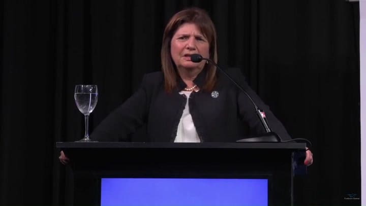 Patricia Bullrich habló en inglés en la cena de la Fundación Libertad