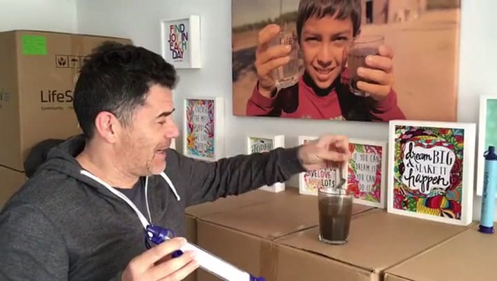 Julián Weich muestra cómo funcionan los filtros para agua segura