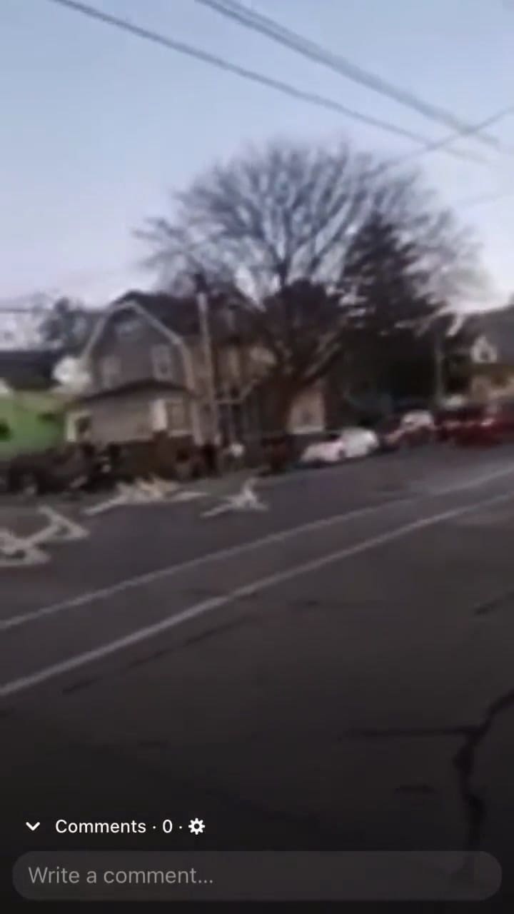 El momento en que escapa la camioneta, luego de atropellar a la multitud