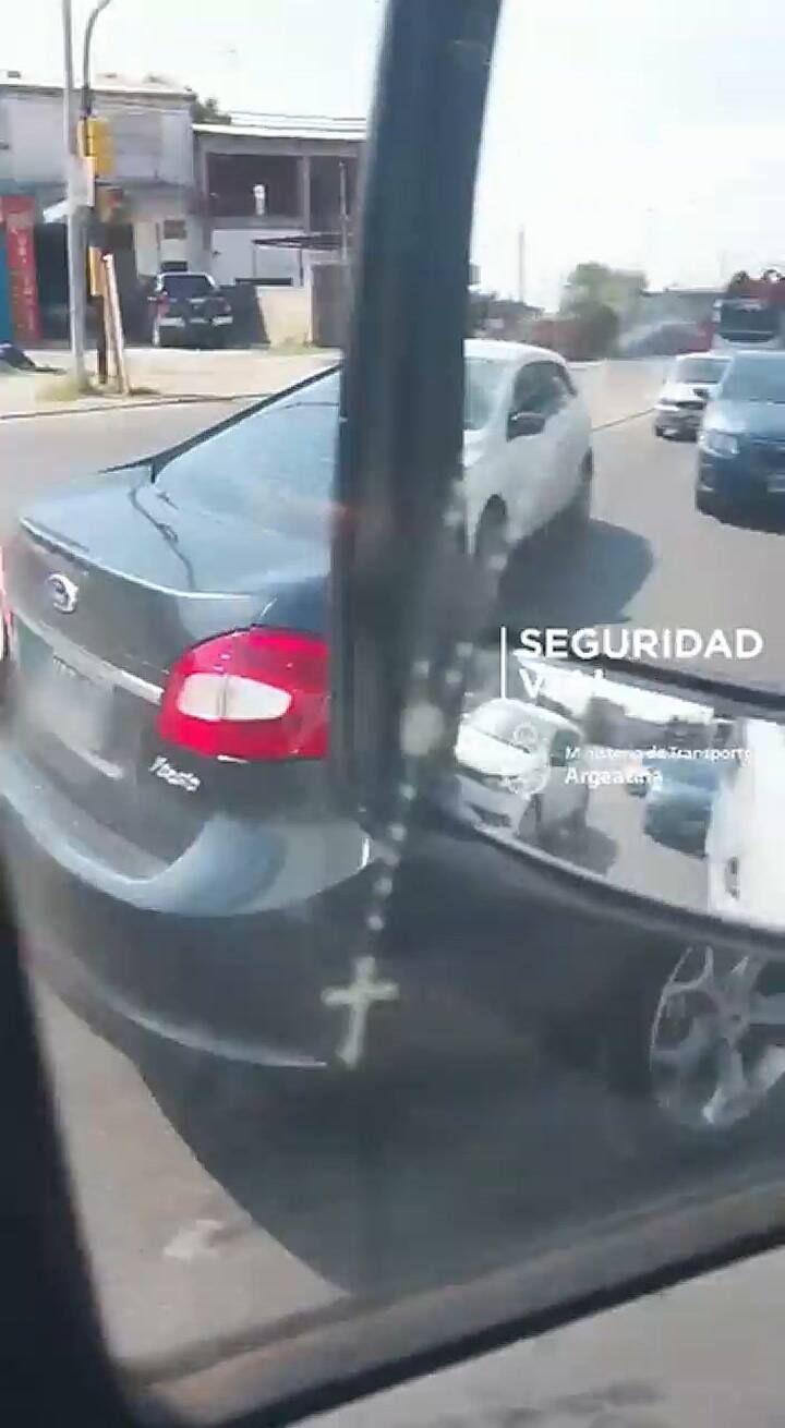 Manejaba con un niño en el regazo: el conductor fue suspendido