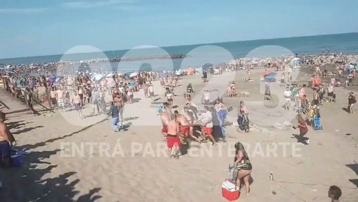 Guardavidas socorren a una de las víctimas de la subida del mar