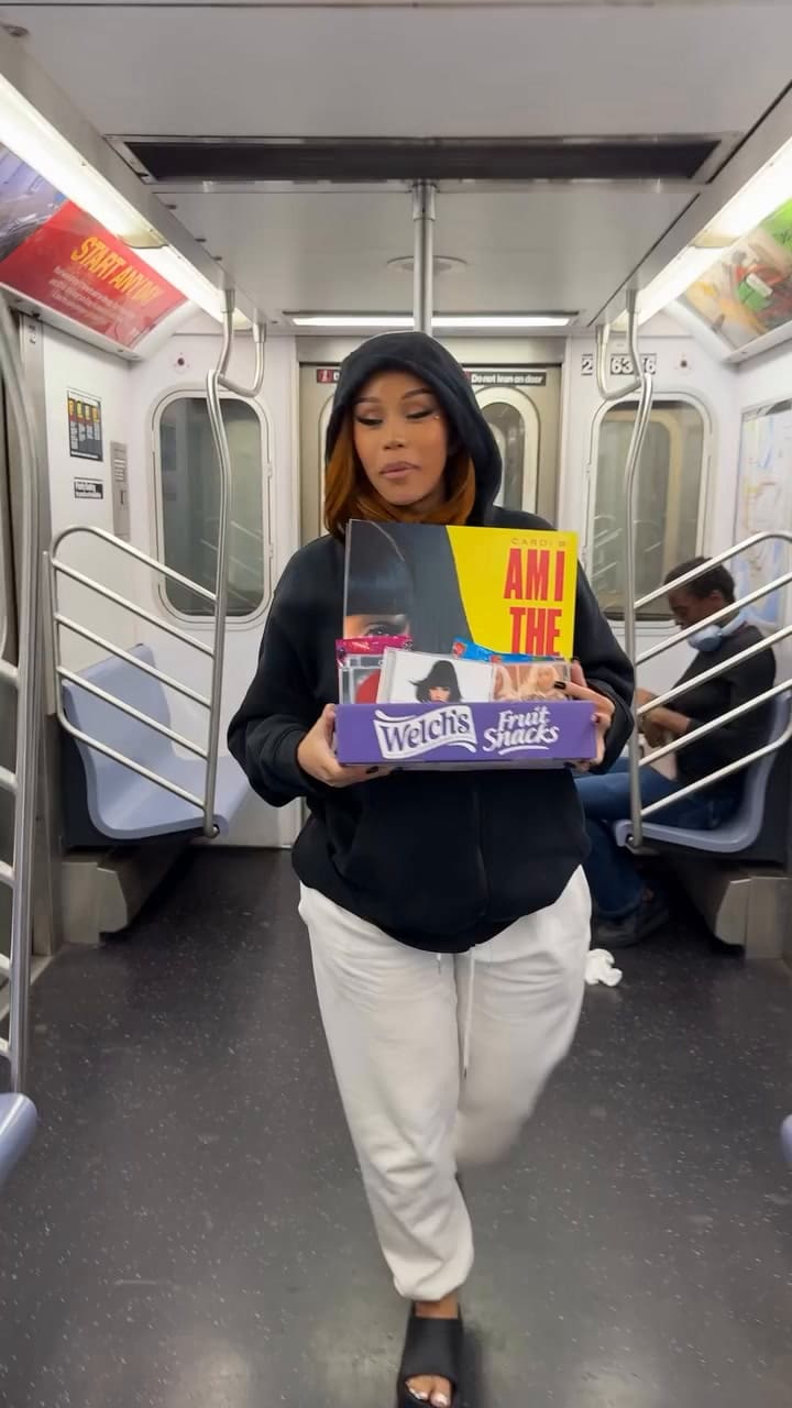 Cardi B vende su nuevo álbum en el metro de Nueva York