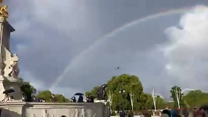 Un arco iris doble aparece sobre el cielo de Londres poco antes de la muerte de Isabel II