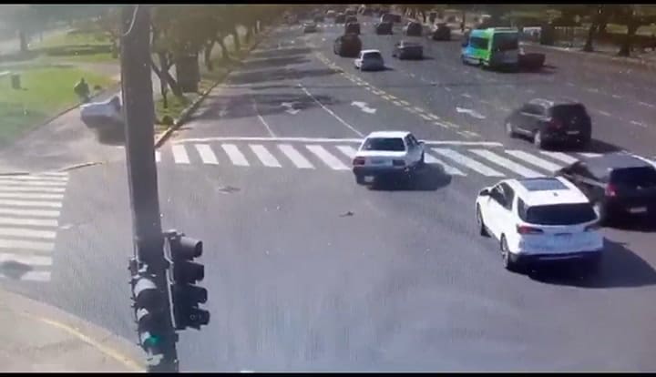 Choque y vuelco en Recoleta