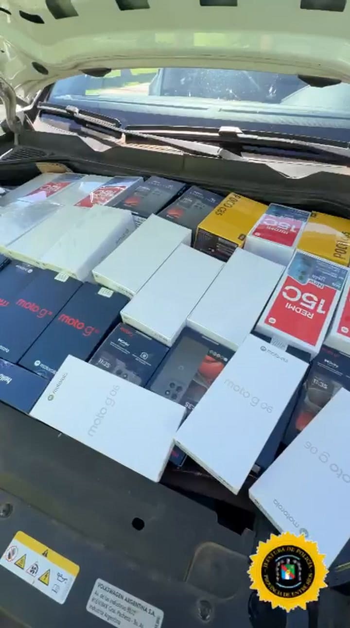 Las mujeres ocultaron una parte de los celulares debajo del capot