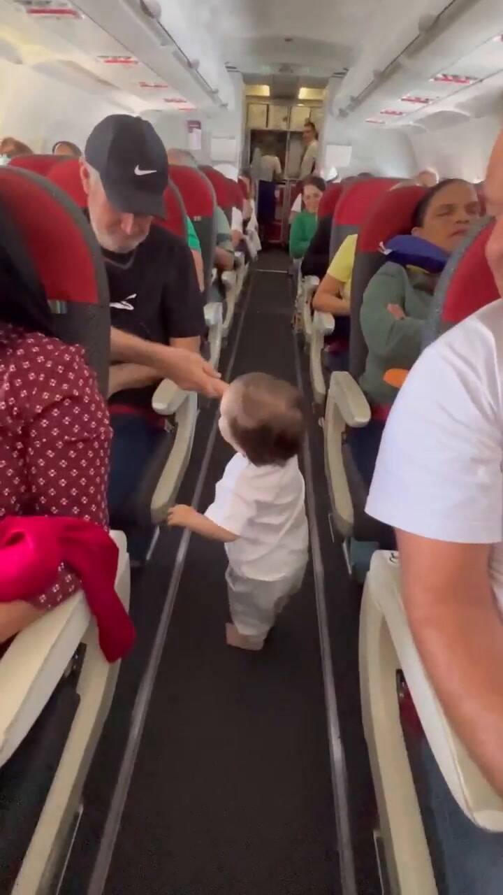 Esta acción de un bebé en un avión enterneció a todos los pasajeros